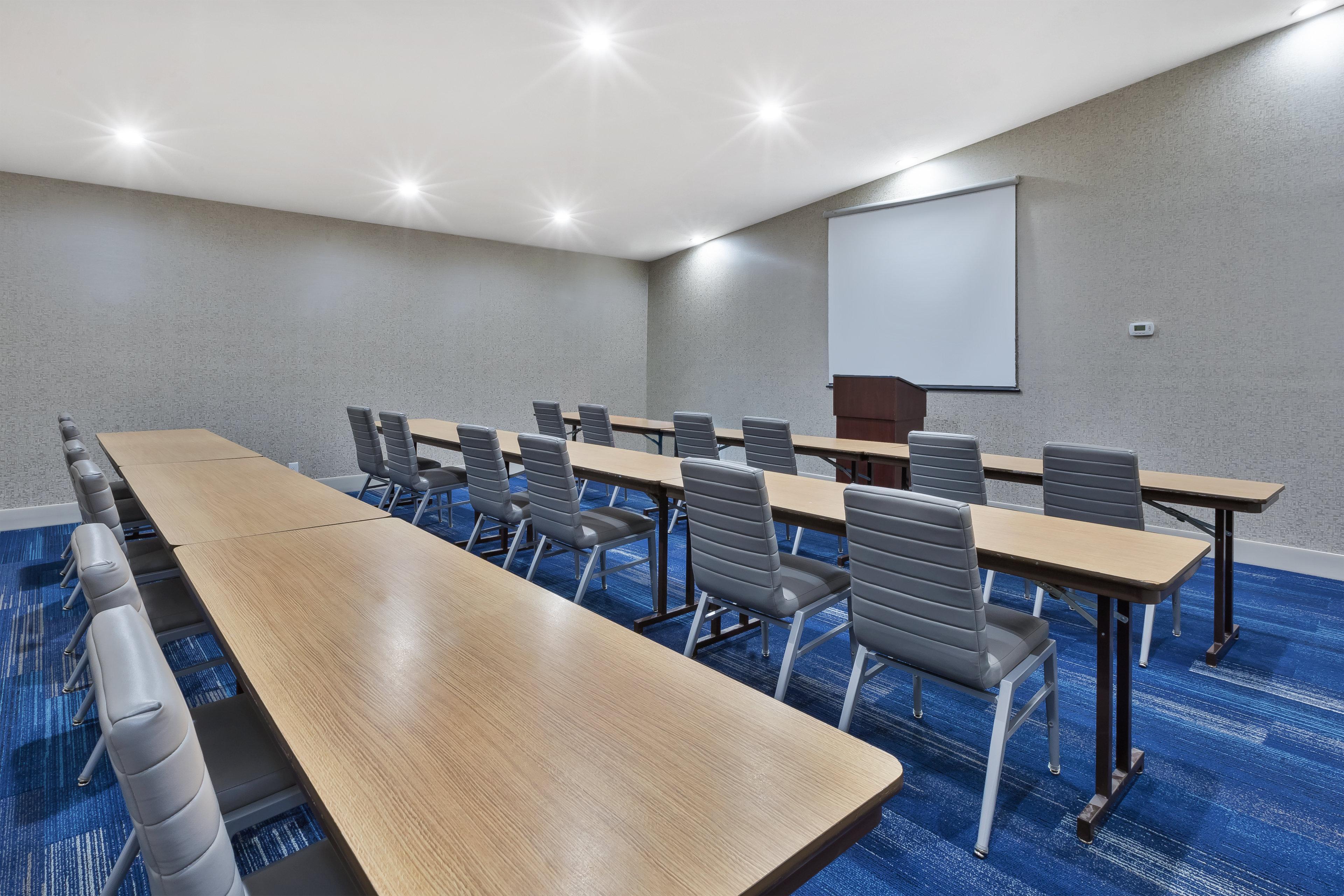Holiday Inn Express Detroit-Warren/General Motors Technology Center By Ihg Экстерьер фото